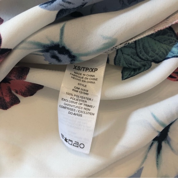 Dynamite floral sleeveless blouse. Size XS. - Picture 7 of 7